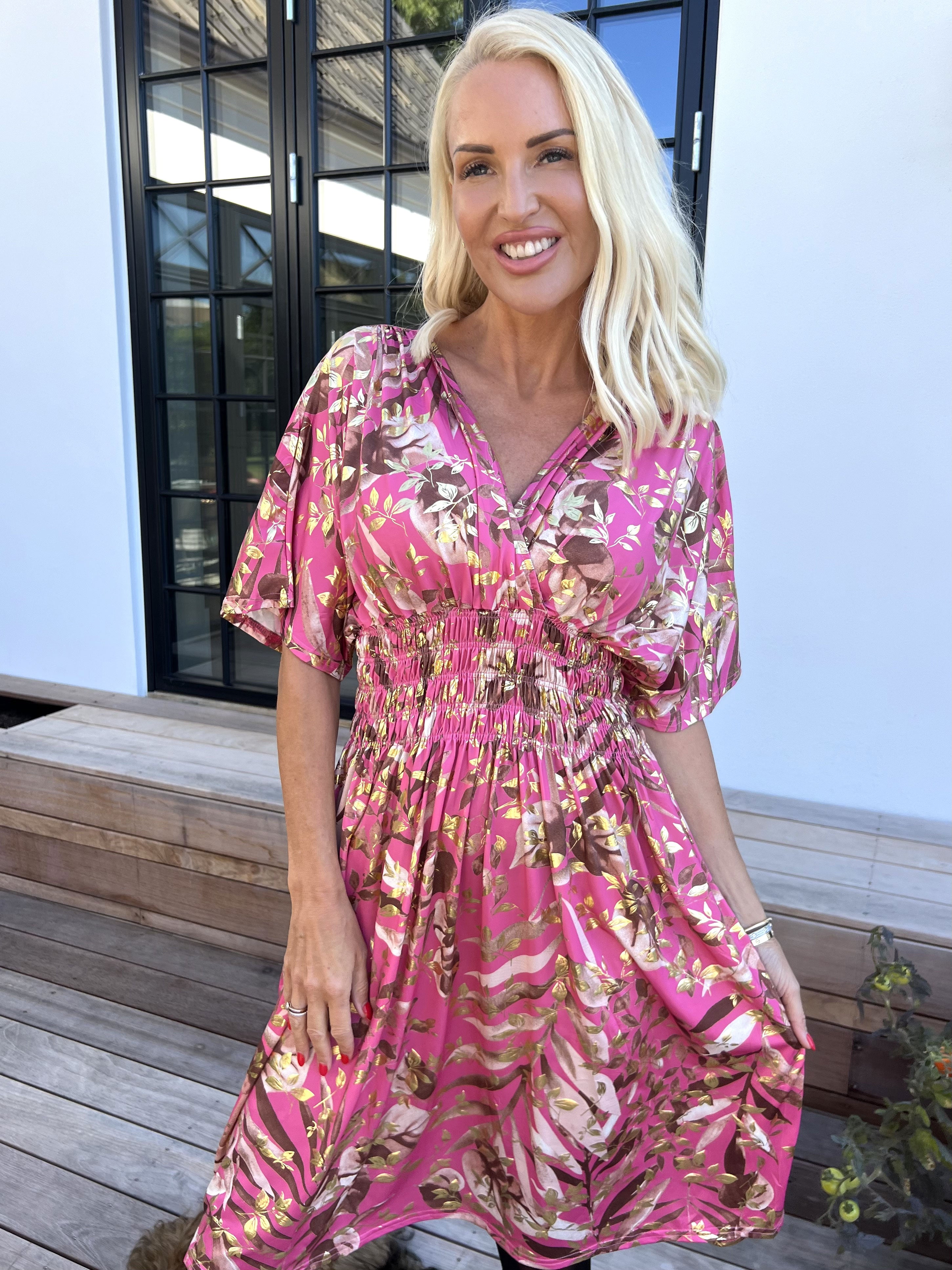 Pams Gold Leaf Short - Elastisk kjole med blomsterprint og guld detaljer
